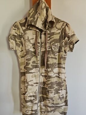 BCBG Short Sleeve Hoodie in Beige & Olive Camo